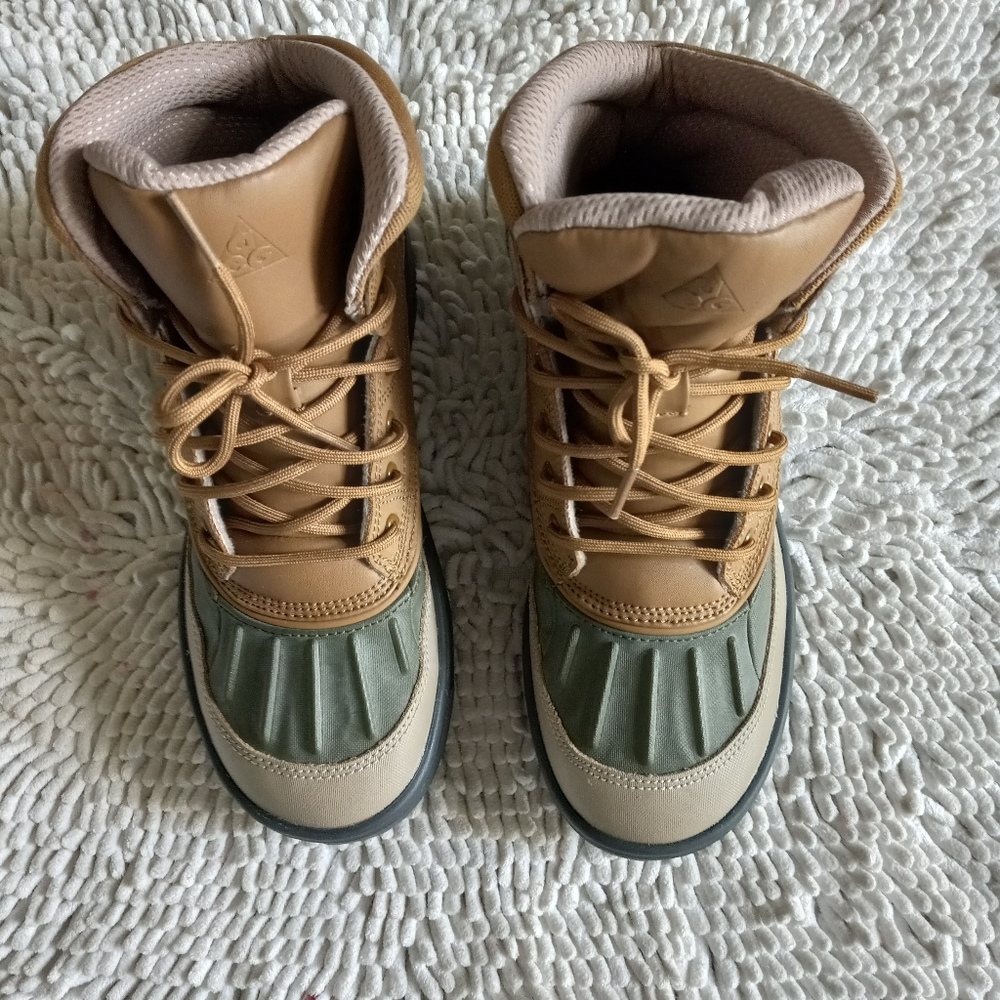 Nike ACG Boots Size 5Y